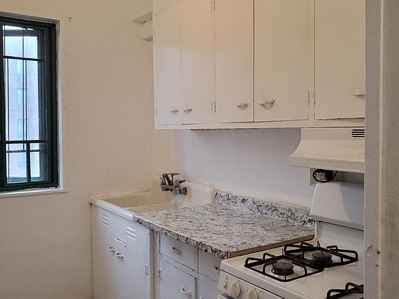 2nd image of 1422 Quincy Ave