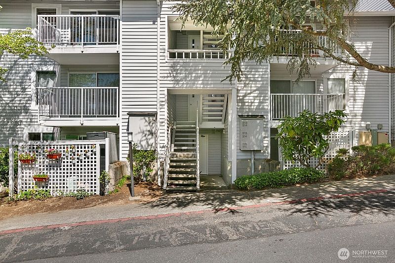3rd image of 4106 Factoria Boulevard SE #213