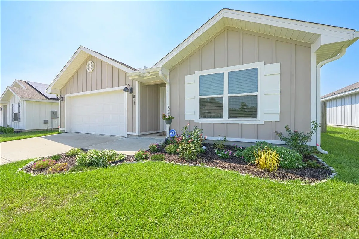 4 bed, 1787 sqft, $2,350 — Photo 4