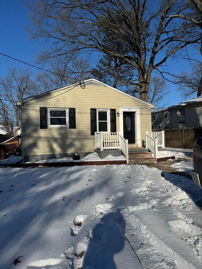 710 202nd St photo 1