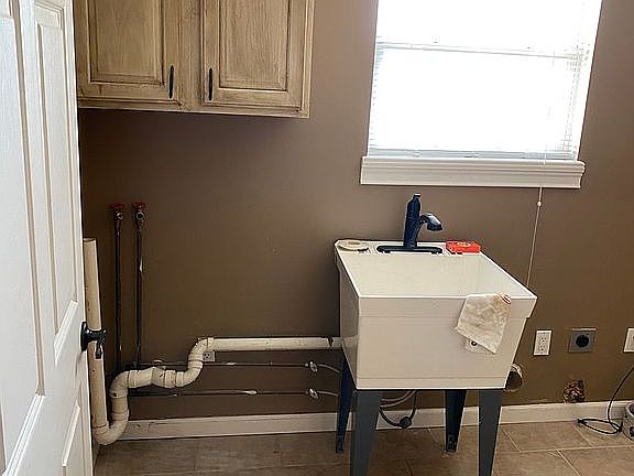 Laundry room w/ utility sink