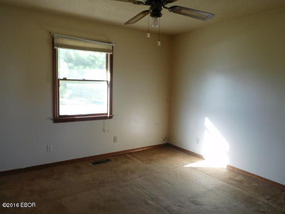 3rd image of 890 N Lincoln Blvd