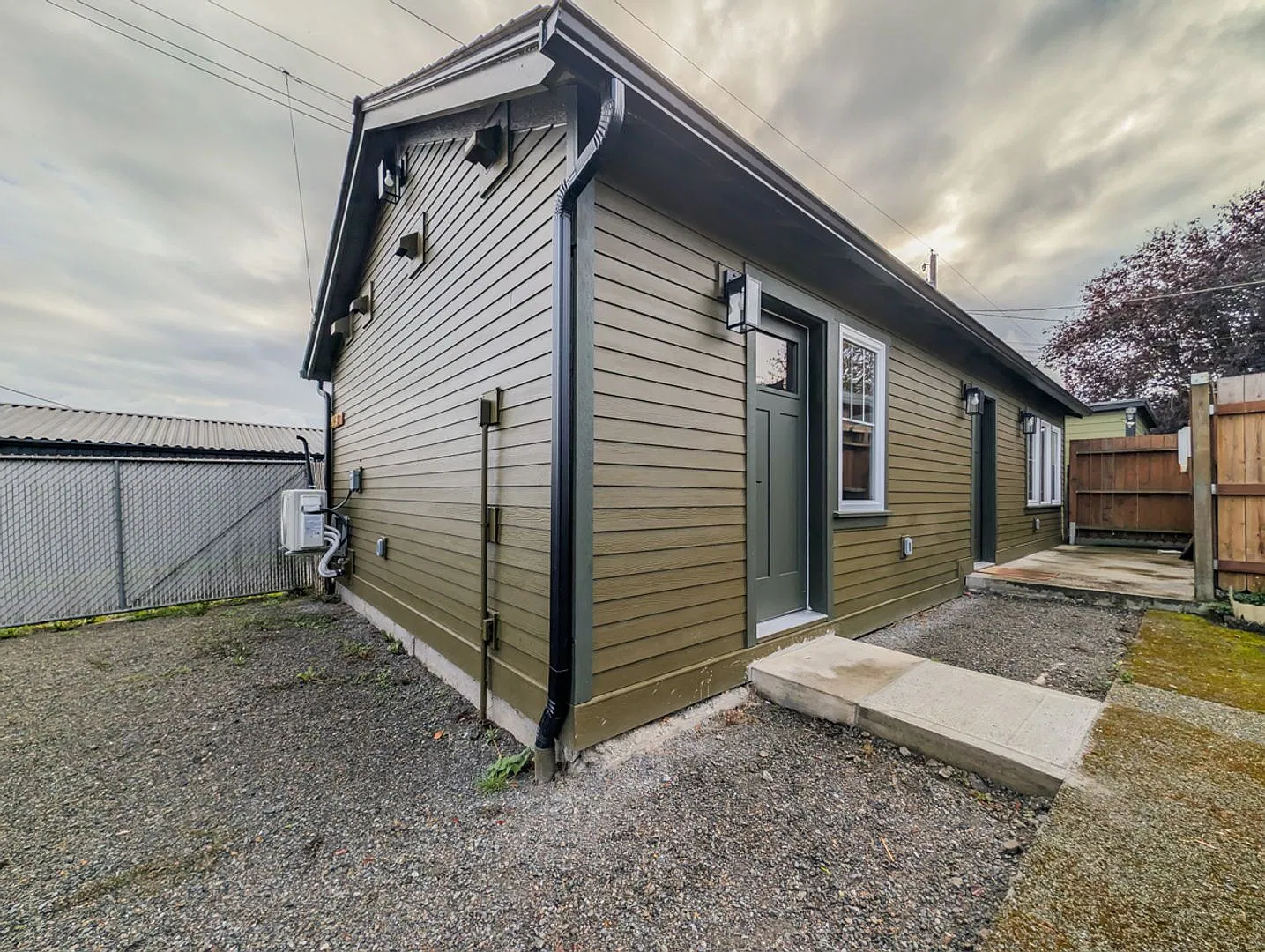 **Move-In Special** Beautifully Renovated 1 Bed, 1 Bath with W/D & Modern Finishes! — Photo 1