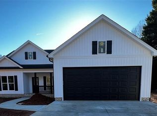 911 S Peace Haven Rd, Winston Salem, NC 27103