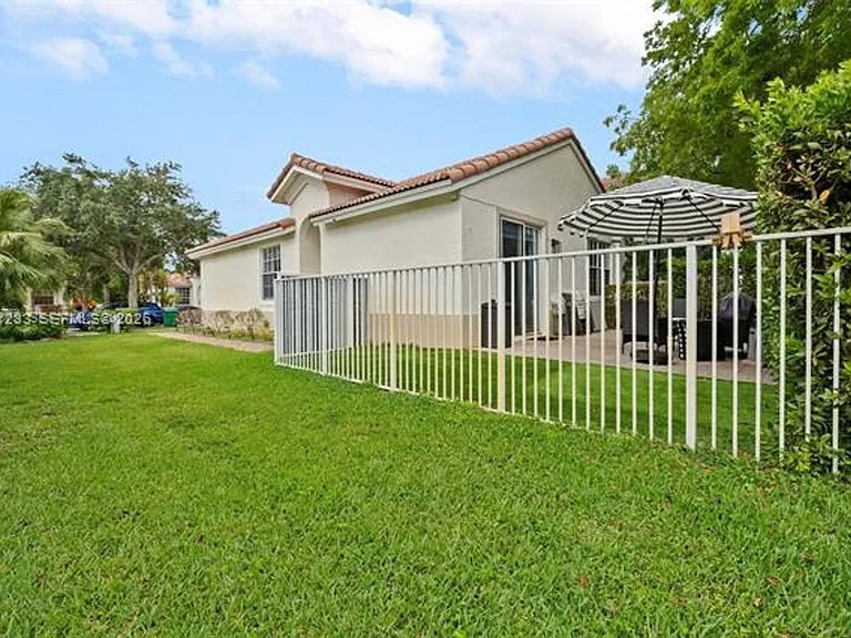 18755 SW 27th Ct #Townhouse 18755 — Photo 23