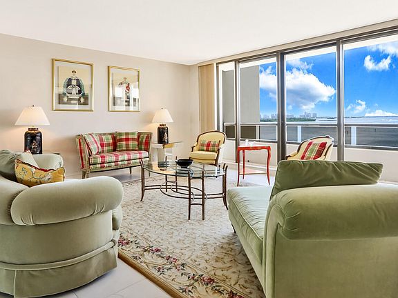 4th image of 100 Lakeshore Dr APT 555