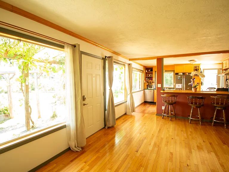 1281 E Anderson Rd — Photo 3