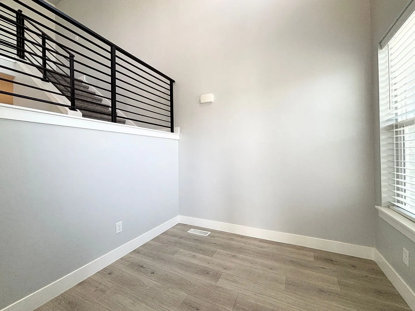 Gorgeous Poolside Corner Townhome at Mountain Ridge! — Photo 3