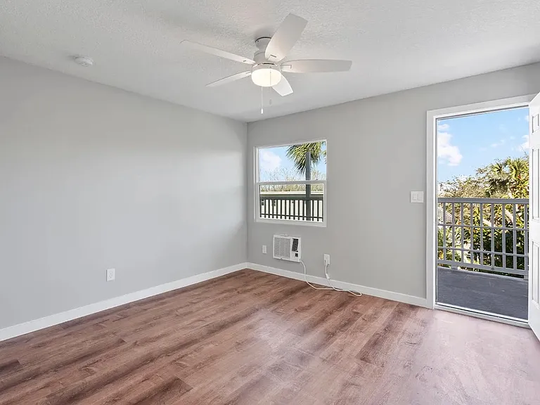 Riverside Apartments — Photo 2