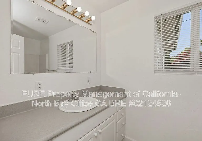 1040 S Cloverdale Blvd — Photo 12