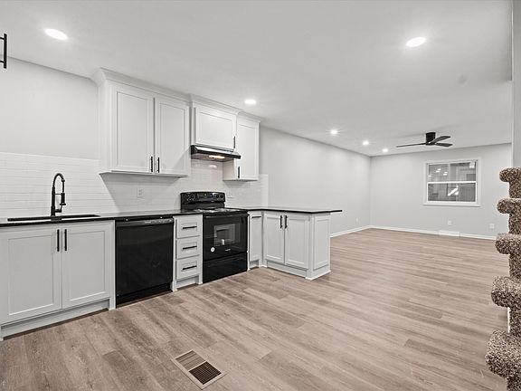 2nd image of 720 Ottawa St #120
