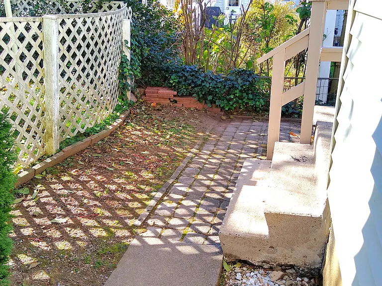 513 Hanover St — Photo 29