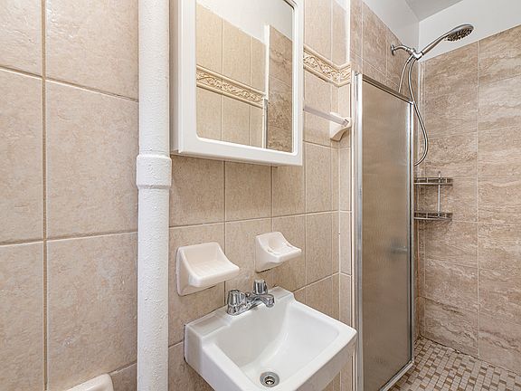 4th image of 241 W 13th St APT 10
