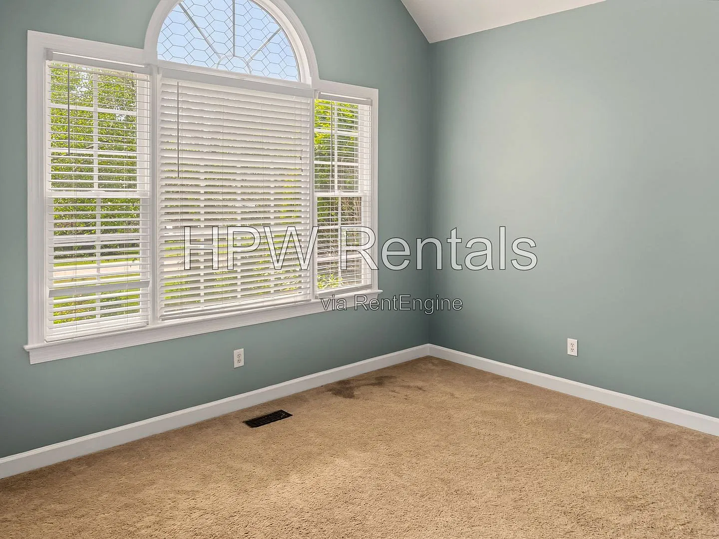 3 bed, 2.5 bath, 2334 sqft, $2,400 — Photo 4