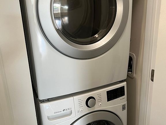 4th image of 3928 Victory Blvd Floor 2