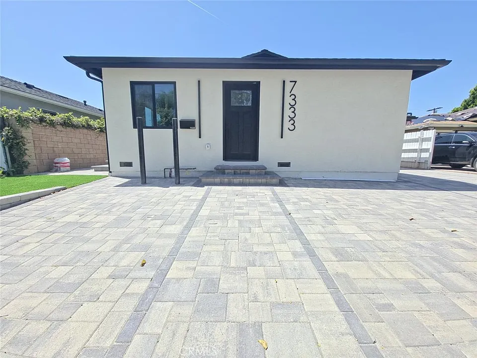 7333 Vanalden Ave
