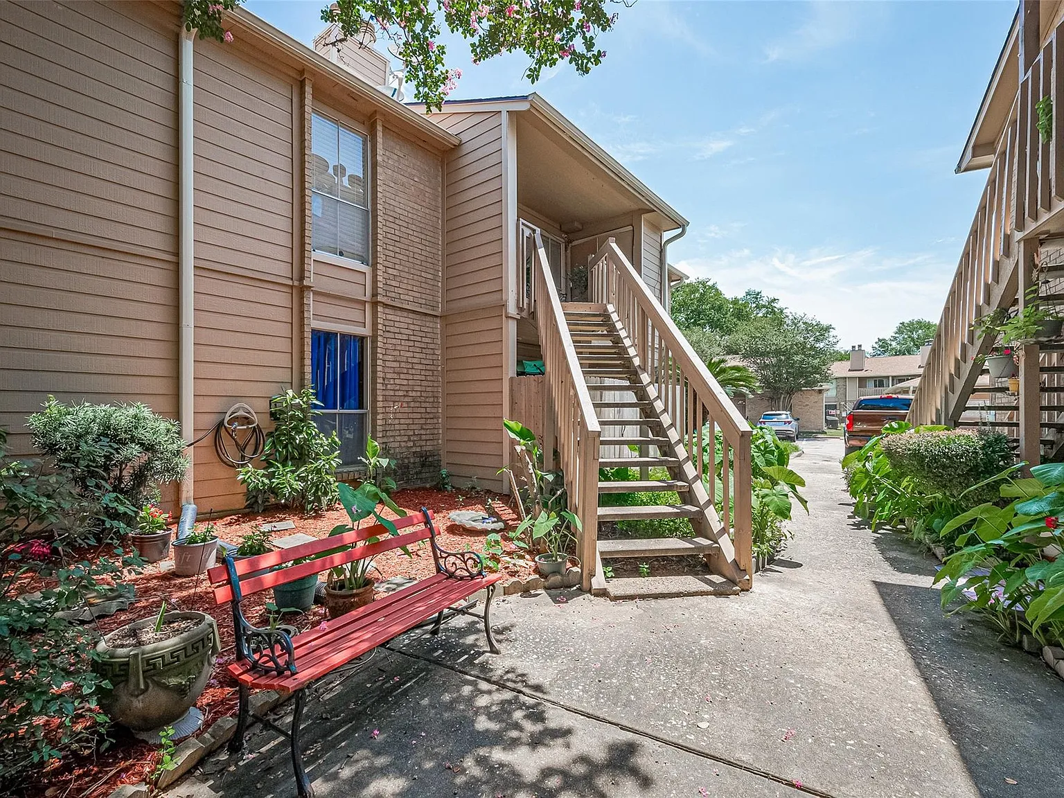 2 bed, 2.0 bath, 967 sqft, $1,100 — Photo 2