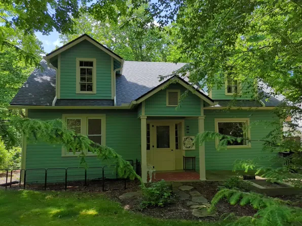 359 Greenville St, Saluda, NC 28773