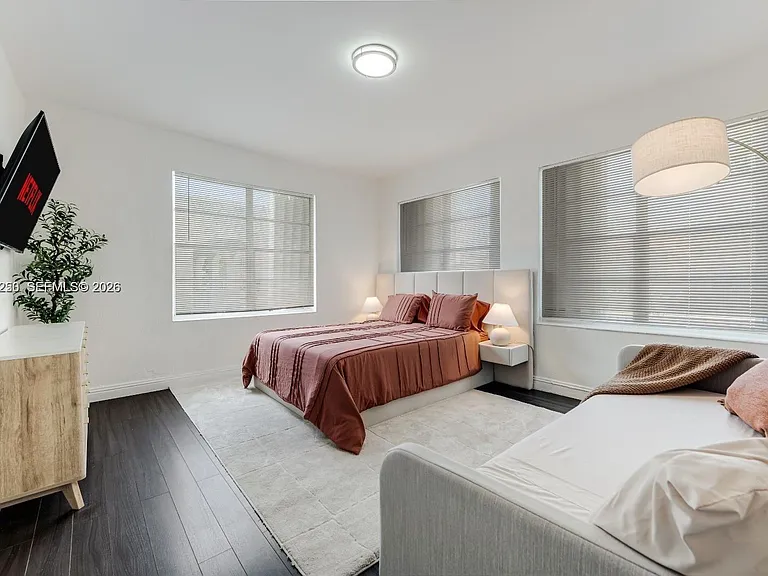 301 SW 10th Ave #2 — Photo 3