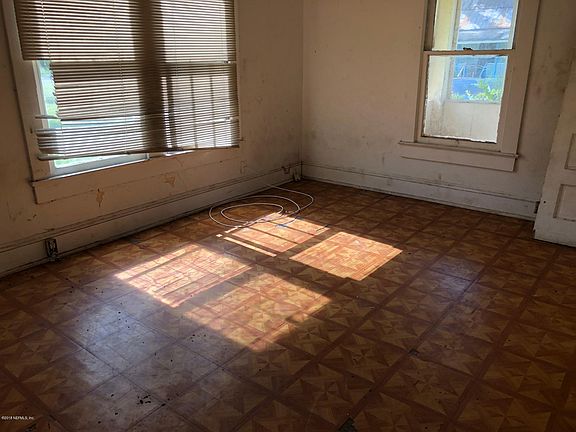 2nd image of 1318 Carr St