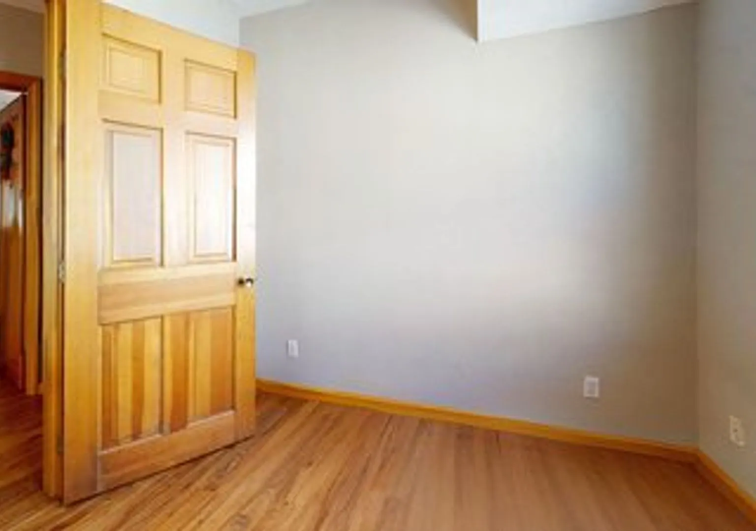 Renovated 4BR with Quartz Kitchen, Stainless Steel Appliances & Parking Available — Photo 4