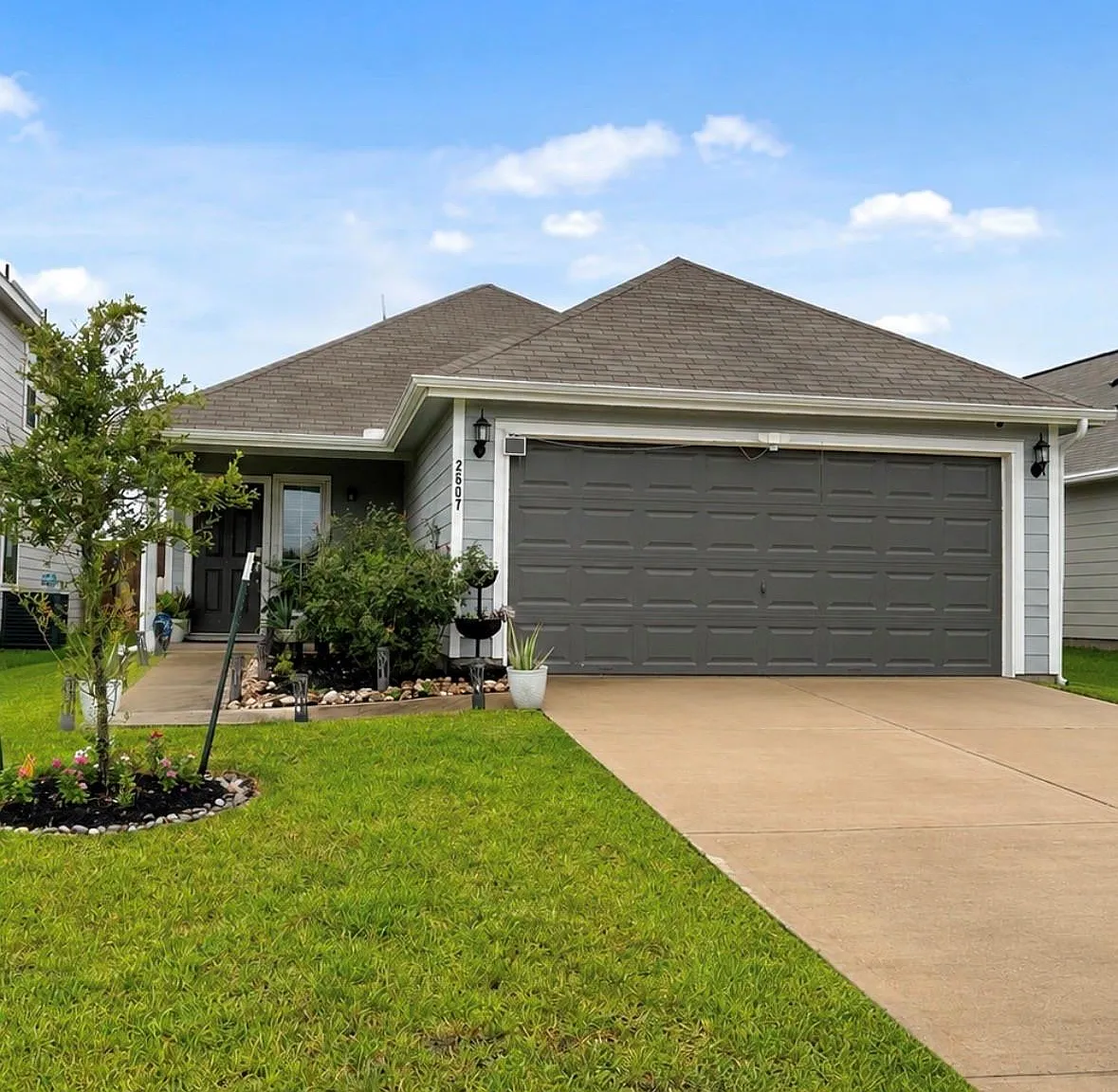 4 bed, 2.0 bath, 1589 sqft, $2,500 — Photo 1