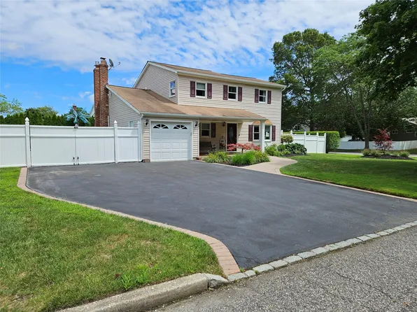 23 Saratoga Avenue, Medford, NY 11763