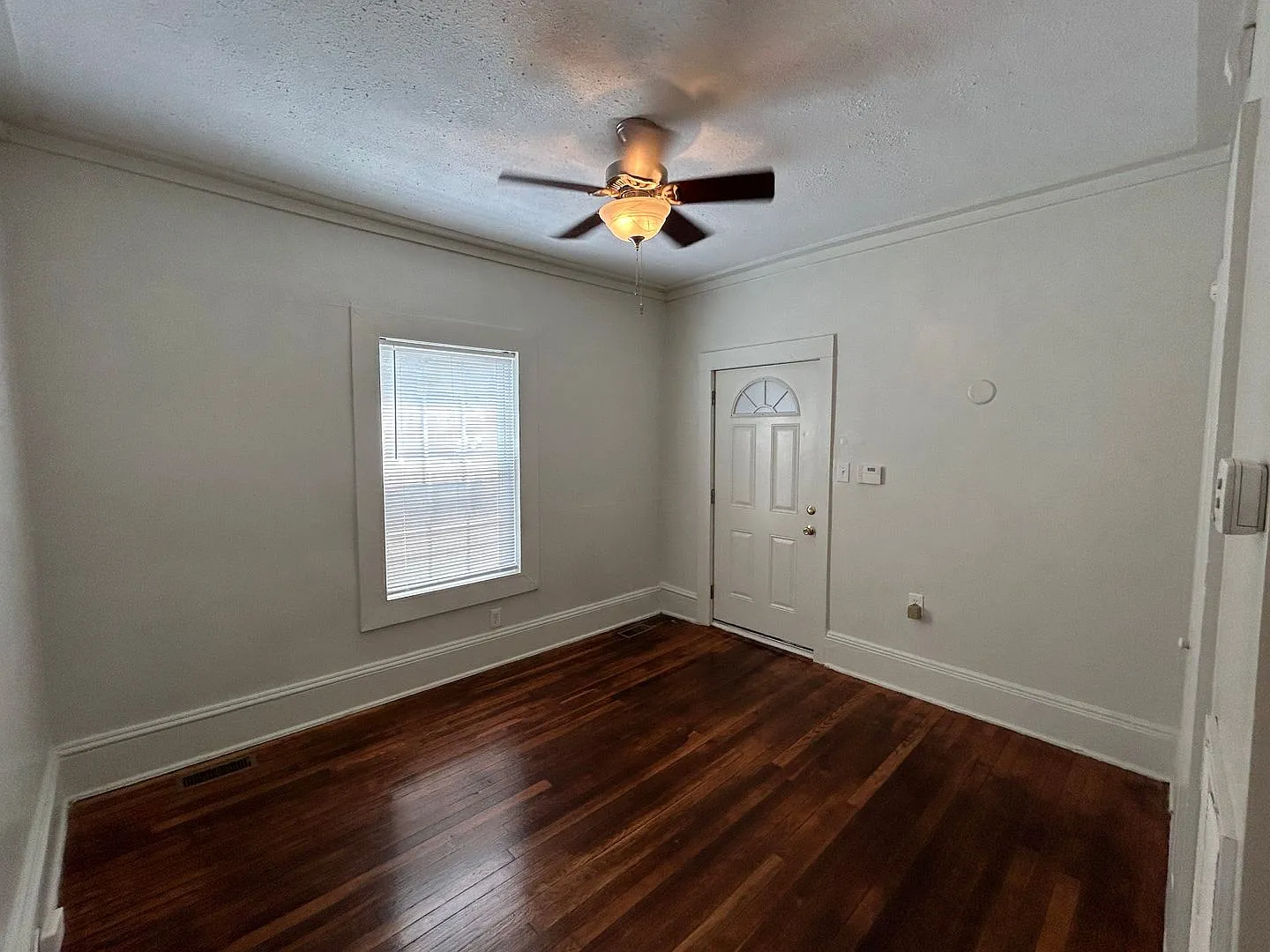 Adorable Apt in Historic Building - ONE Block to Duke! — Photo 4
