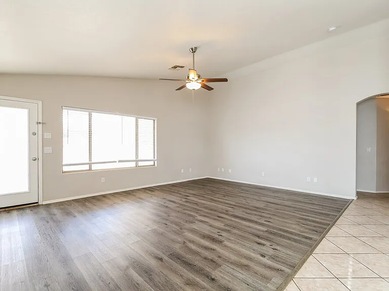1427 E Vernoa St — Photo 8