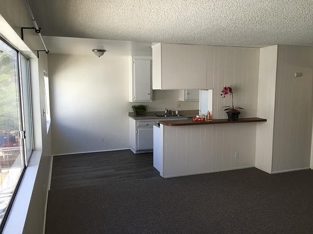 Large windows, Top Floor Unit, Bright unit!!