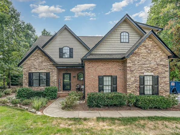 1915 Lynmore Dr, Sherrills Ford, NC 28673