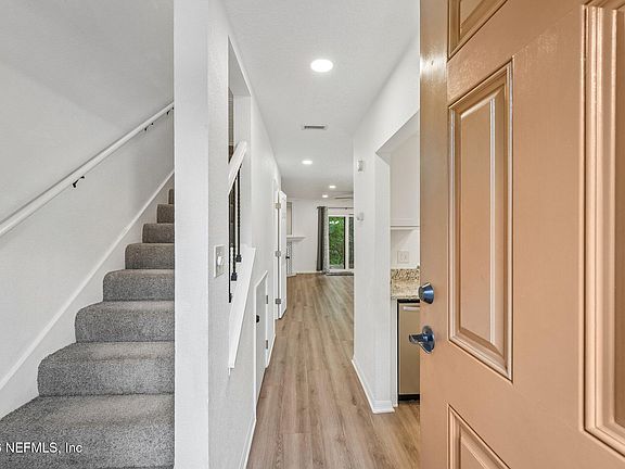 3rd image of 85 DEBARRY Avenue #1073