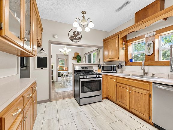 4th image of 153 Amanda Pl