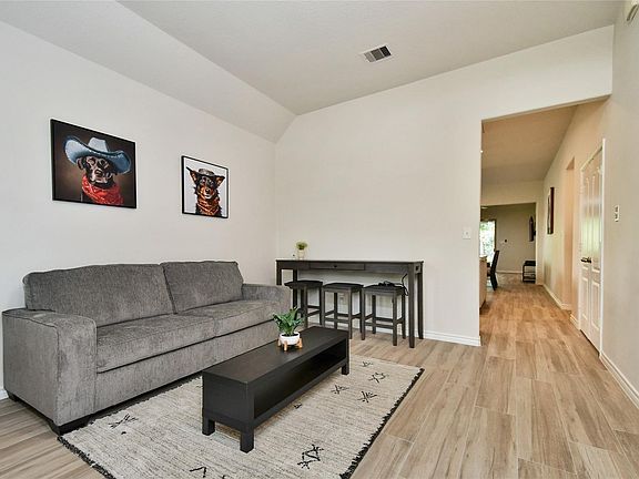 5th image of 22 Wood Drake Pl