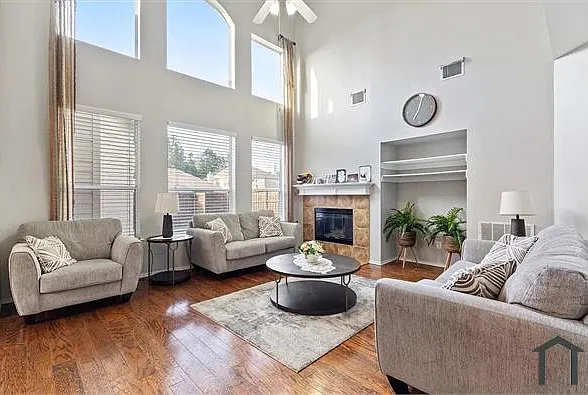 4 bed, 2572 sqft, $3,300 — Photo 3