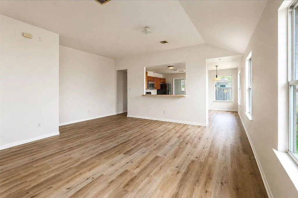 3 bed, 2.0 bath, 1495 sqft, $1,800 — Photo 3