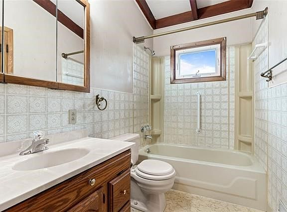 4th image of 2302 NE 61st St