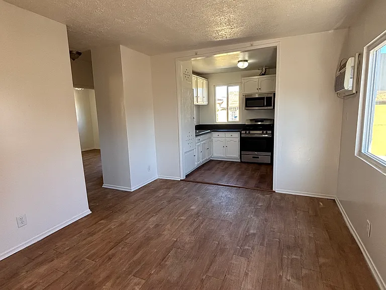 1513 W 28th St #7 — Photo 6