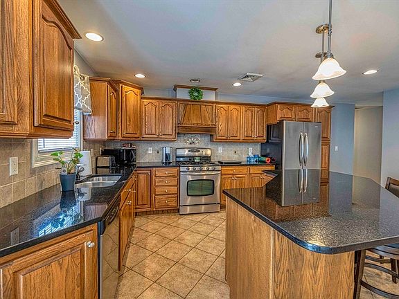 3rd image of 213 Boyden St