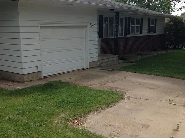 1017 1st St SE, Waverly, IA 50677