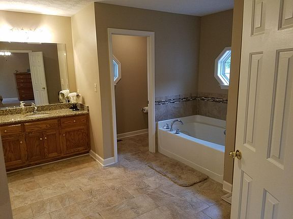 5th image of 692 Northridge Dr