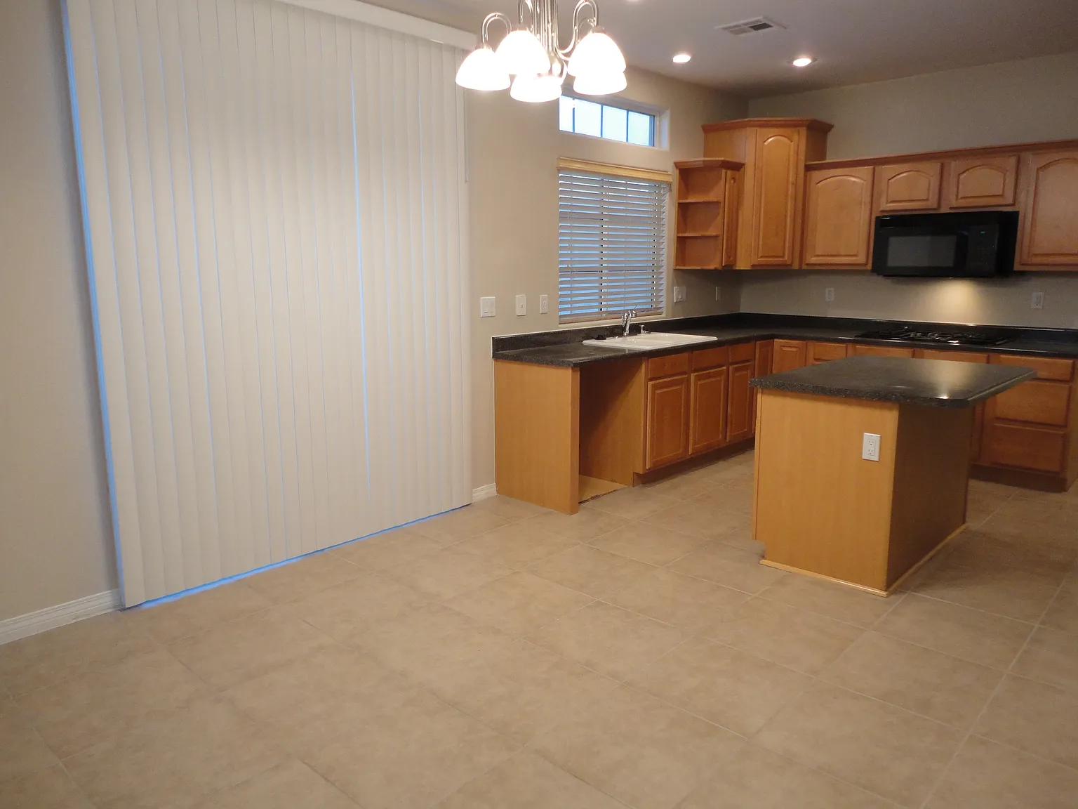 5 bed, 3.0 bath, 2362 sqft, $3,005 — Photo 3