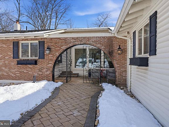 3rd image of 216 Bruce Rd