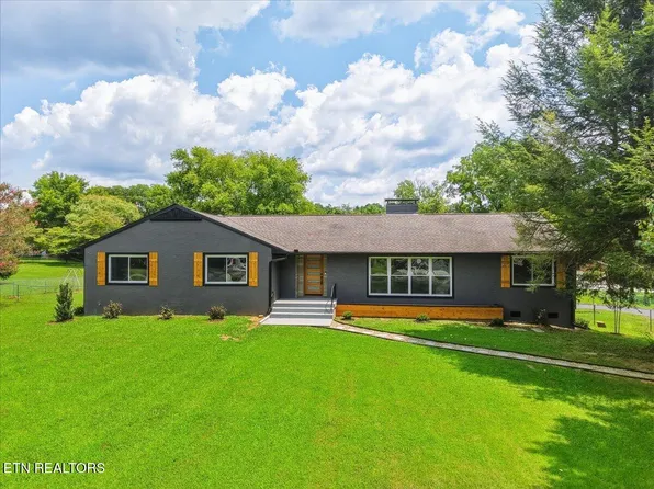 220 Locha Poka Dr, Maryville, TN 37803