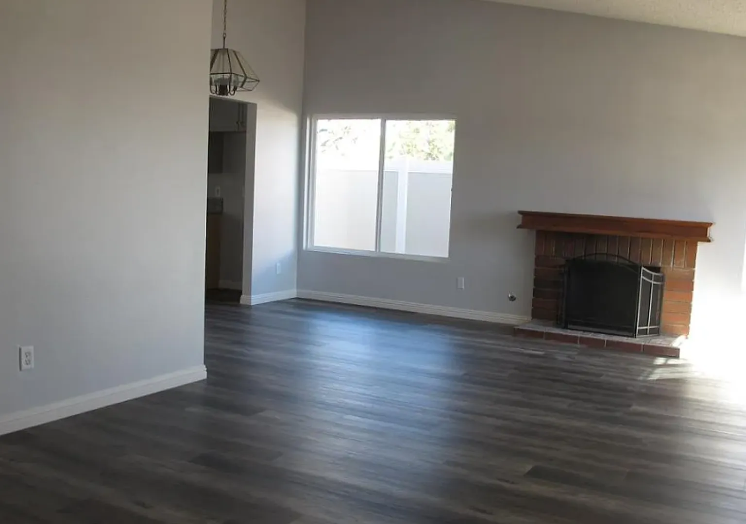 4 Bedroom 2 Bathroom Pool Home in Corona! — Photo 2