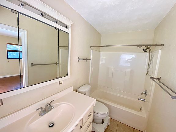 2nd image of 2340 Roselawn Cir