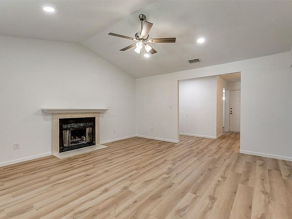 3rd image of 2511 Beverly Hills Ln