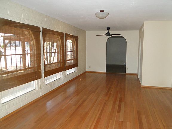Living room/Dining area