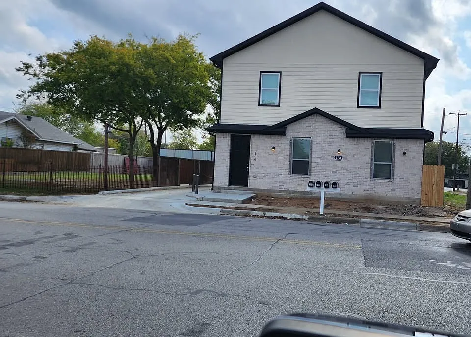 2 bed, 900 sqft, $1,529 — Photo 2