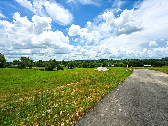 2nd image of 513 Reed Valley Rd
